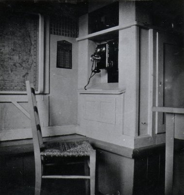 Buddinge Batteri. Kommandostationen indeholdt også en telefoncentral og på væggen var der et landkort, som kunne vippes ned og anvendes som arbejdsbord. Der var også indbyggede reoler til fagbøger. Loftet var beklædt med træ. A.N. Hvidt.